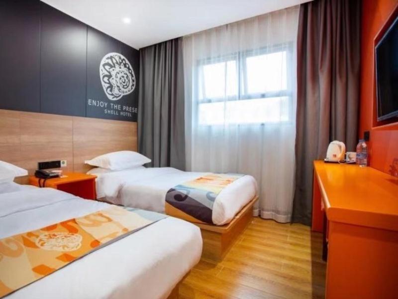 Hotel Shell Baoshan Jinqiu Road Subway Station