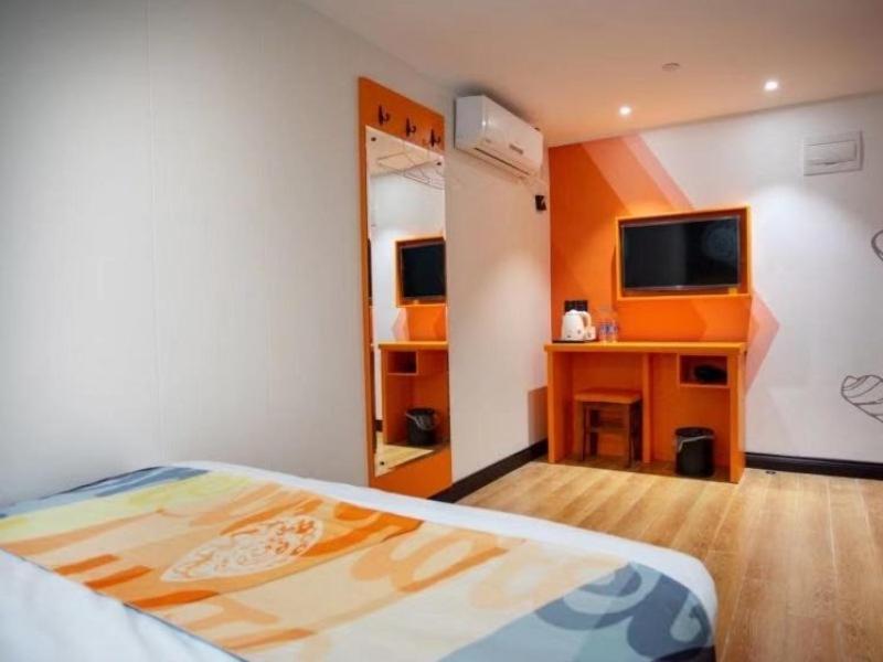 Hotel Shell Baoshan Jinqiu Road Subway Station
