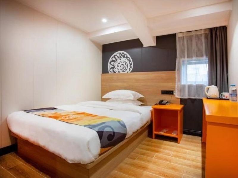Shell Baoshan Jinqiu Road Subway Station Hotel 2*