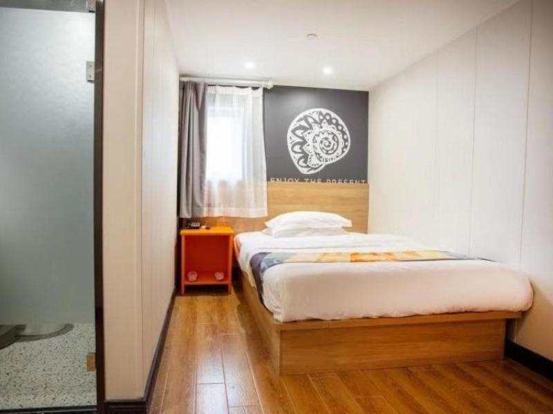 Shell Baoshan Jinqiu Road Subway Station Hotel 2*